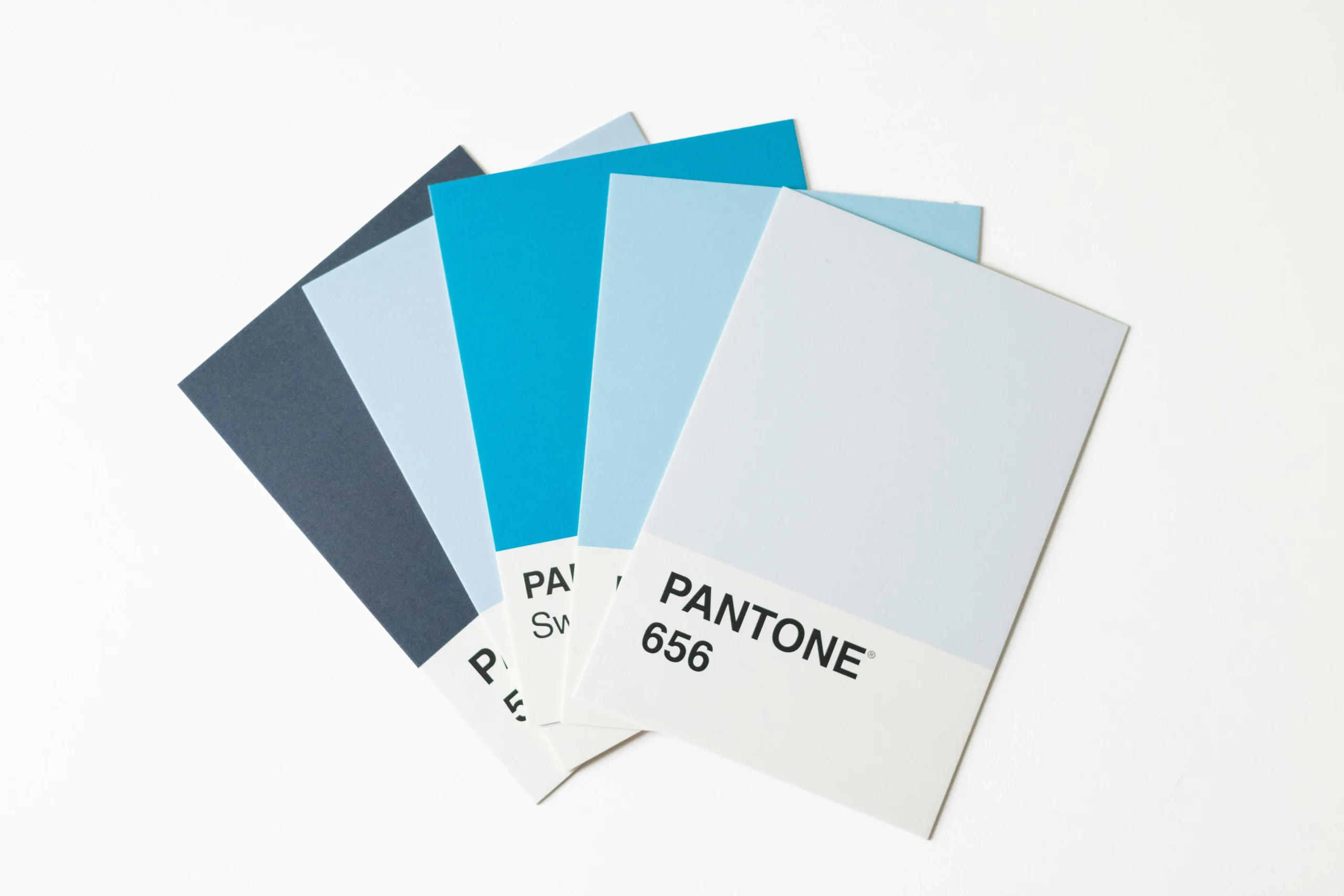 Nuancier Pantone dans les tons bleus pour la création d'une charte graphique et d'une identité visuelle professionnelle par Digisphere.
